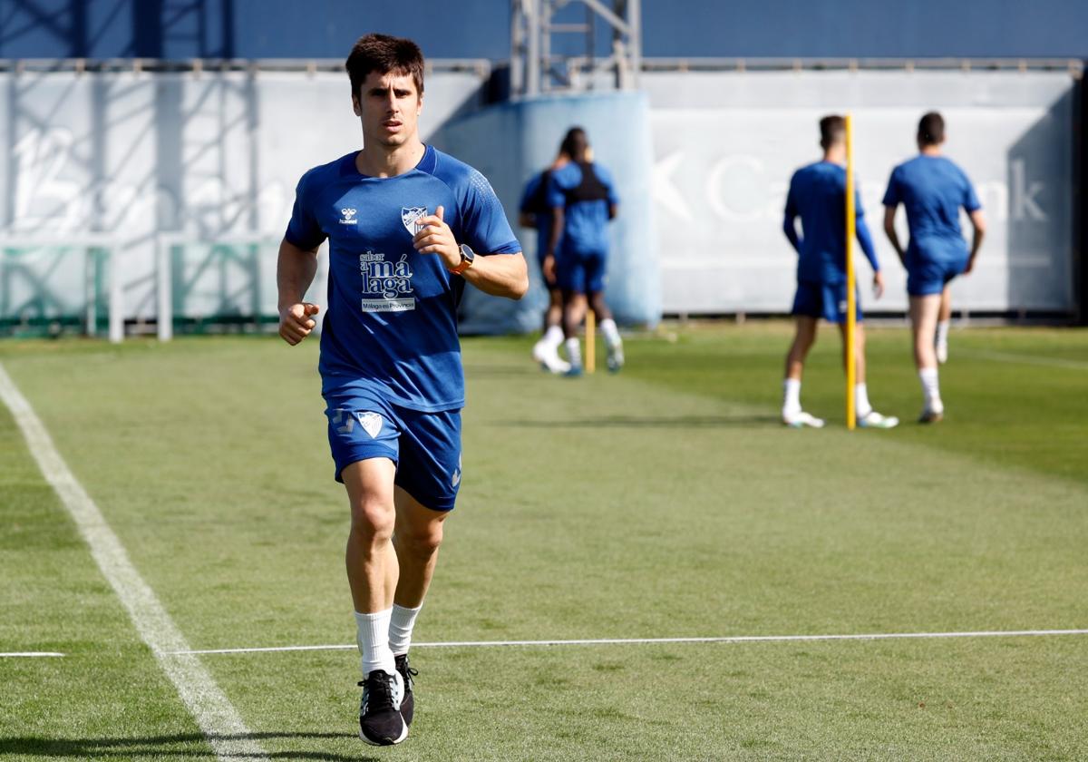 Bustinza realiza carrera continua al margen del grupo en el entrenamiento del Málaga el pasado viernes.