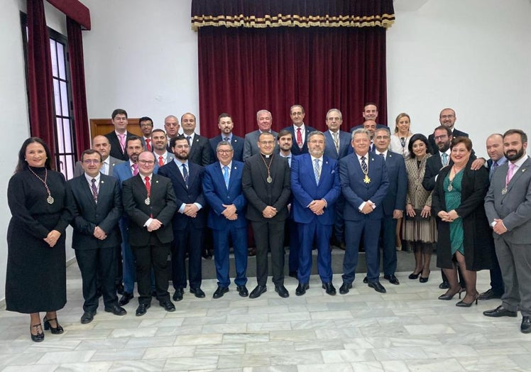 Autoridades asistentes al pregón de la Semana Santa veleña.