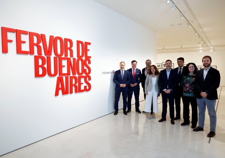 Foto de familia de patrocinadores y organizadores, en la inauguración de la muestra en el Carmen Thyssen.