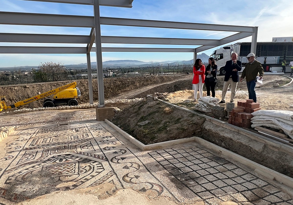 La villa está junto a la nueva estación de tren y Finca Eslava