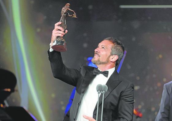 Antonio Banderas, con el premio al Mejor Actor de Teatro Musical por su papel en 'Company' durante la I edición de los Premios Talía.