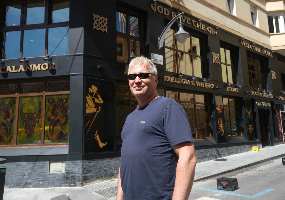 El empresario español de origen ruso Yuri Chugúyev posa delante del local.