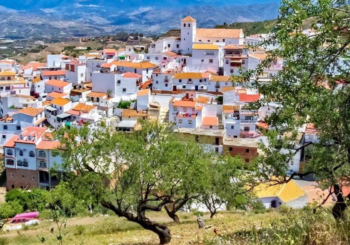 Vista panorámica del casco urbano de Iznate, con apenas 900 vecinos empadronados.