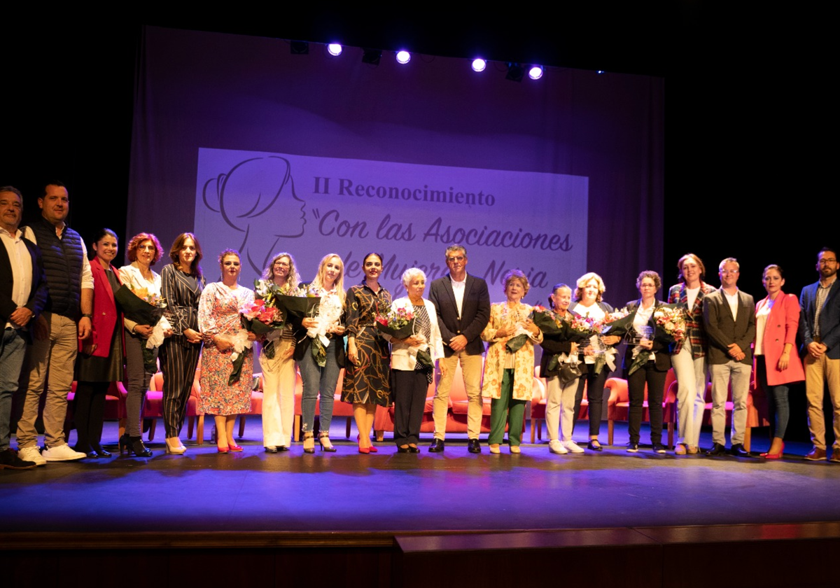 Las premiadas, con el alcalde y ediles de la corporación, en el escenario del centro cultural.