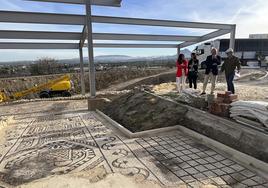 La villa está junto a la nueva estación de tren y Finca Eslava