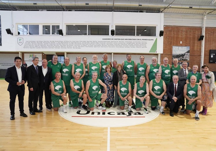 El equipo de veteranos del Unicaja al que José María Martín Urbano entrenó recientemente.