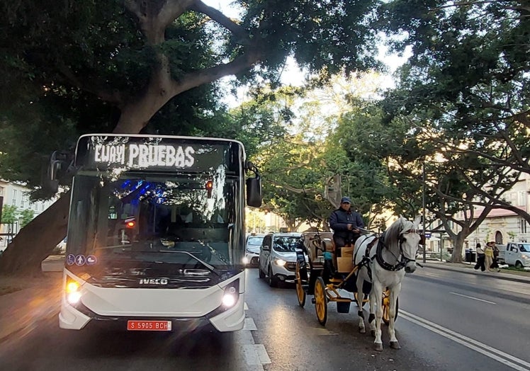 El bus, por la Alameda Principal.