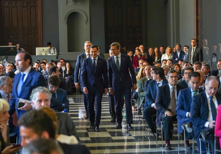 Juanma Moreno y el consejero de Política industrial y Energía, Jorge Paradela, a su llegada al acto.