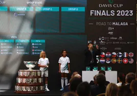 Los niños Ignacio y Daniela, que hicieron de manos inocentes, junto a la Ensaladera durante el sorteo de este miércoles de la fase de grupos de la Davis en el Ayuntamiento.