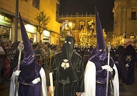 Imagen de archivo de un preso liberado ante la imagen de Jesús El Rico.