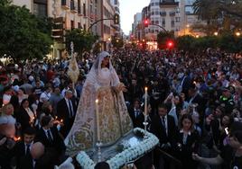 Cientos de malagueños aguardaban la salida de la Novia de Málaga.