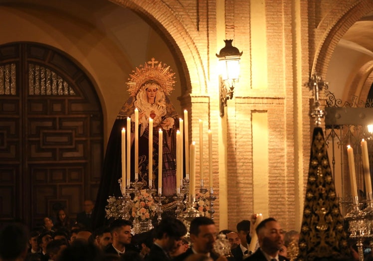 La Virgen de la Caridad en su traslado a la casa hermandad.