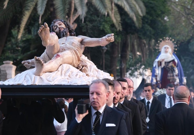 Los titulares del Descendimiento, tras salir de la capilla del Hospital Noble.