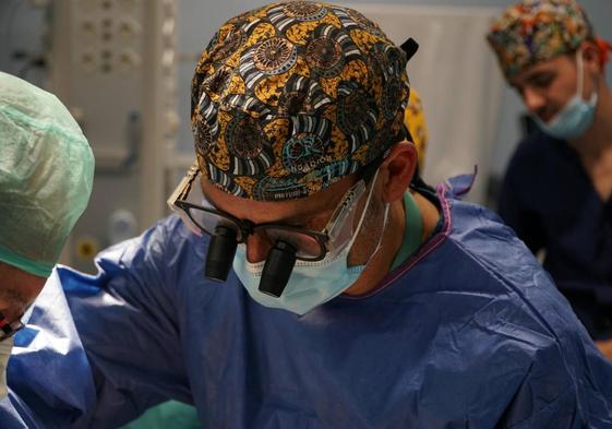 El doctor César Ramírez durante una cirugía de cáncer colorrectal