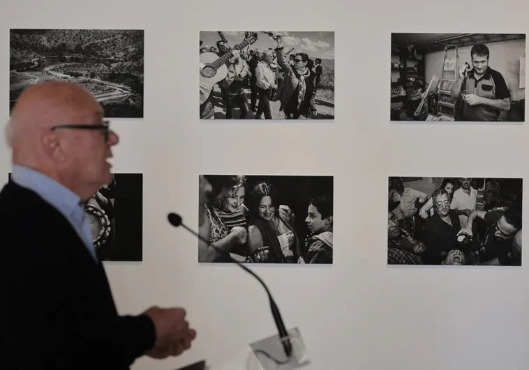El fotógrafo Jorge García Rojas Dragón, ante algunas de las imágenes de su exposición.