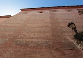 Aspecto de la grieta que se aprecia en la fachada del templo.