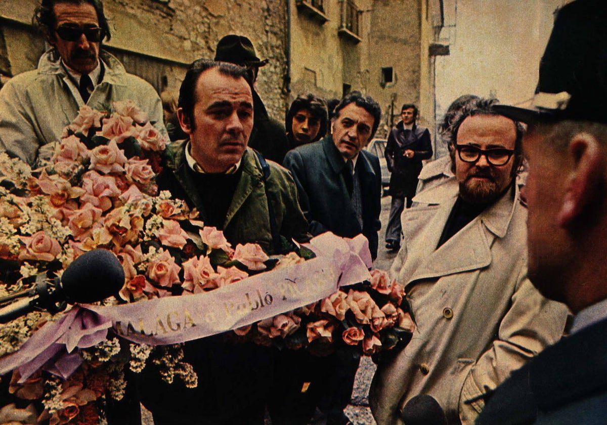 Miguel Alcobendas, con la cruz y el lema 'Málaga a Pablo Picasso', en Vauvenargues.