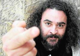 El líder de Mojinos Escozíos.
