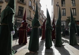 Nazarenos de la Cofradía de los Estudiantes.