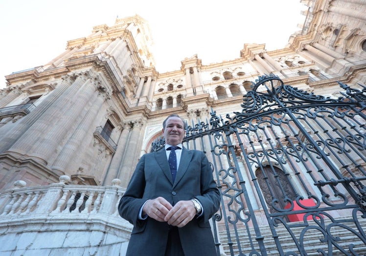 Pablo Atencia, ante la fachada de la Catedral.