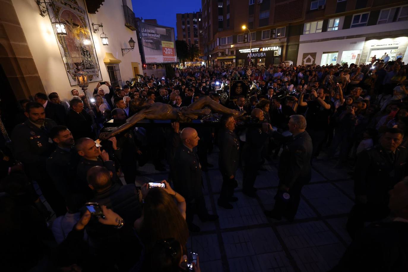 La antesala de la Semana Santa no ha podido tener mejor comienzo. El Cristo de la Expiración y la Virgen de los Dolores se han echado a la calle, cómo no, coincidiendo con la celebración de los Dolores de Nuestra Señora, para dejarse ver por el viejo barrio de El Perchel antes de que llegue el día más esperado de los archicofrades, el Miércoles Santo.