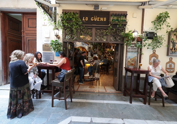 Clientes a primera hora en la terraza de Lo Güeno.