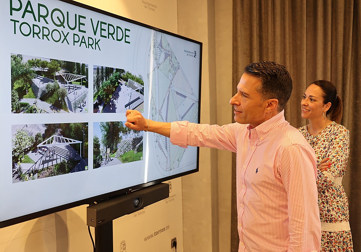 El alcalde torroxeño y la concejala de Contratación, este viernes con el diseño del futuro espacio.