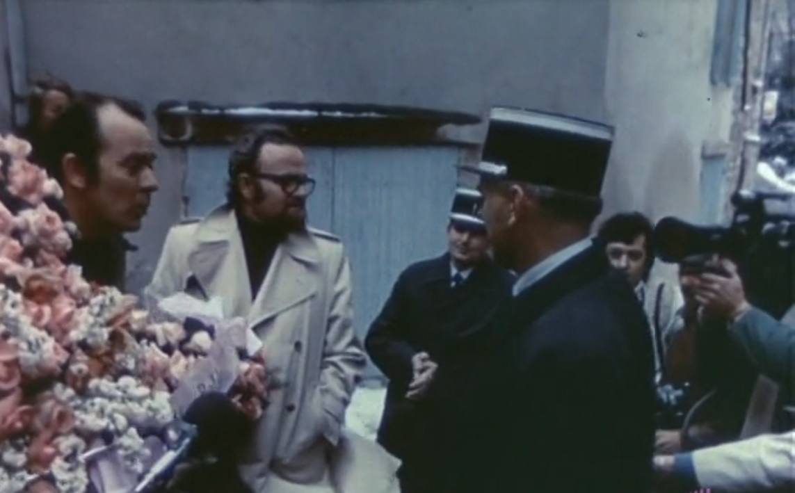 Miguel Alcobendas hablando con el gendarme al que entrego las flores para Picasso