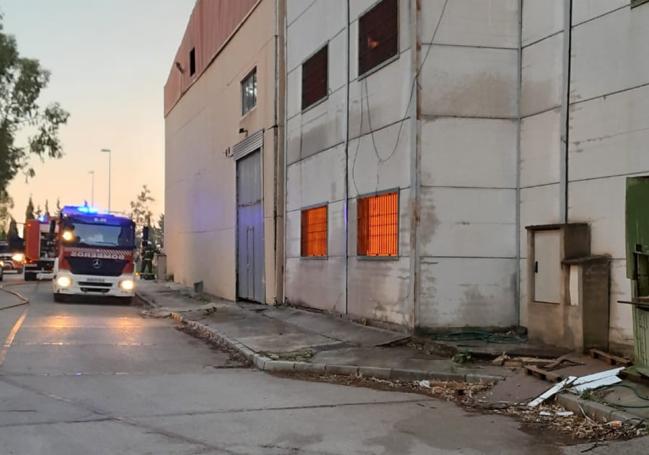 Camiones de bomberos a las puertas de la nave.