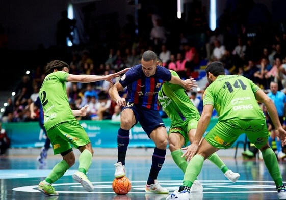 Ferrao, rodeado de tres jugadores del Palma, en la segunda semifinal jugada en el Fernando Argüelles.