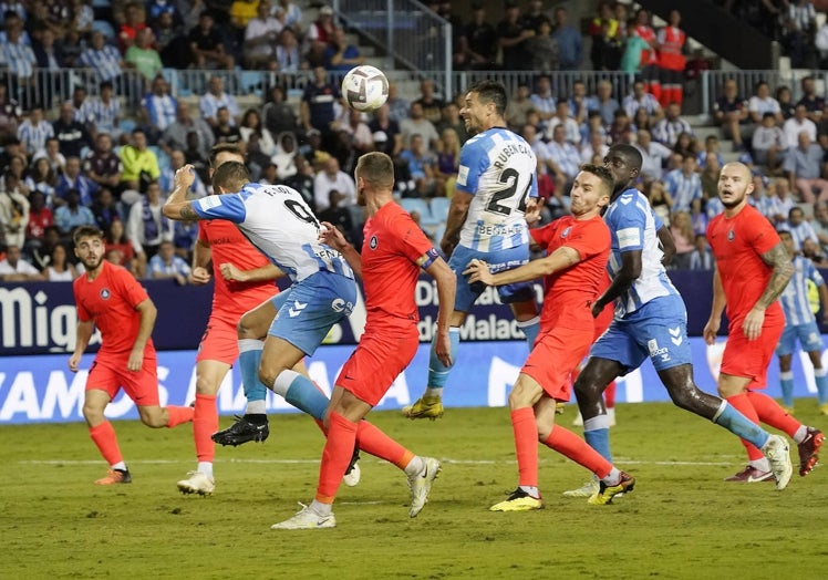 Rubén Castro y Fran Sol tratan de llegar por alto a un envío, en el Málaga-Andorra de la primera vuelta liguera.