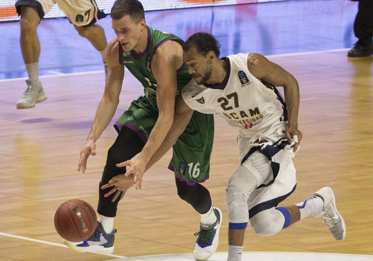 Nedovic y Rojas, en un Unicaja-Murcia de la Eurocup en 2017.