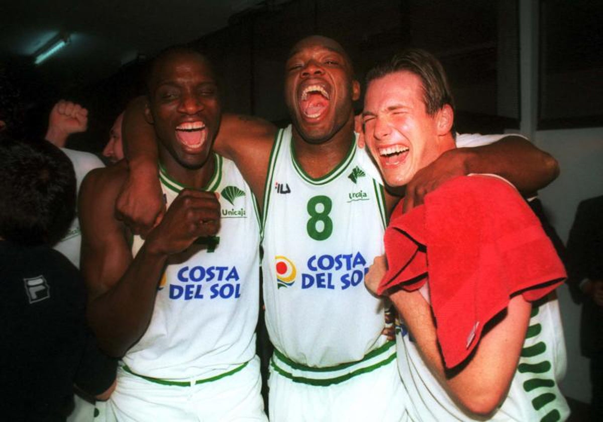 Conceiçao, Sallier y Marcaccini celebran el pase a la final de la Korac del año 2000 después de eliminar al Estudiantes.