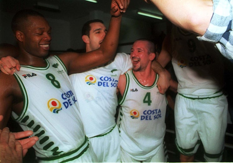 Sallier, Dani Romero y Jaumin celebran el pase a la final de la Korac tras elimiar al Estudiantes.