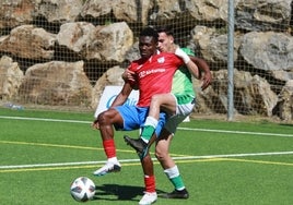 Tahirú, que intenta controlar el balón, fue el autor del primer gol del Estepona.