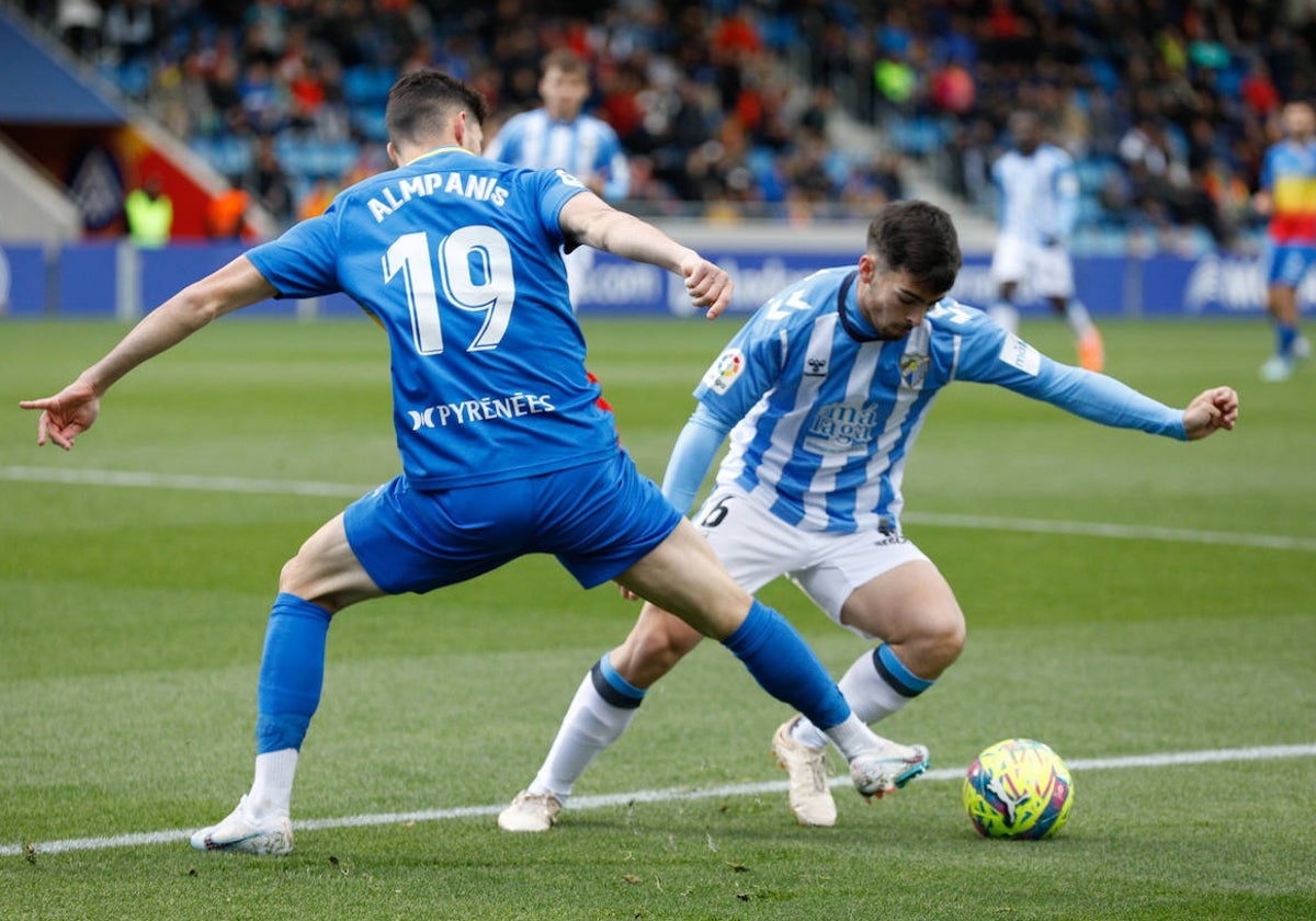 Ramón intenta marcharse de Almpanis durante el partido de este domingo.