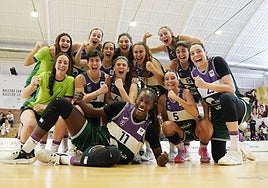 Las jugadoras del Unicaja femenino celebran la victoria.