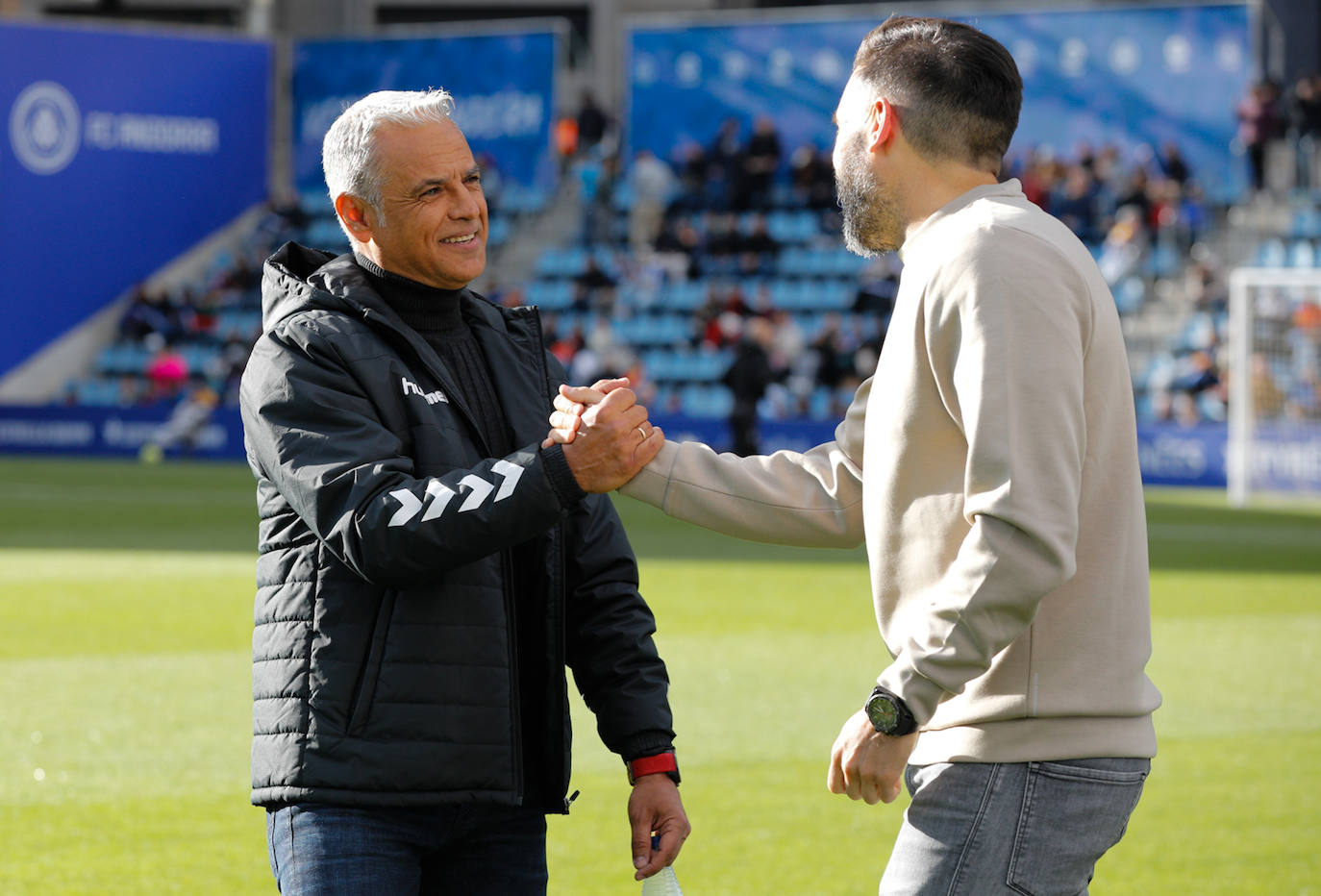 Pellicer y Éder Sarabia se saludan antes del comienzo del Andorra-Málaga.