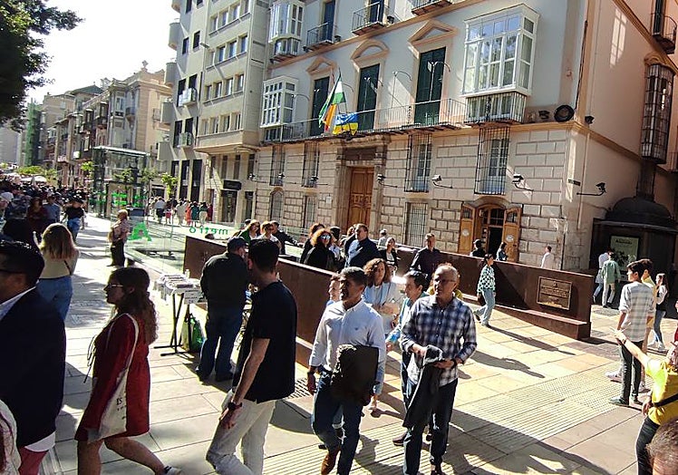 Salida fluida al exterior, en la Alameda Principal, a la misma hora.