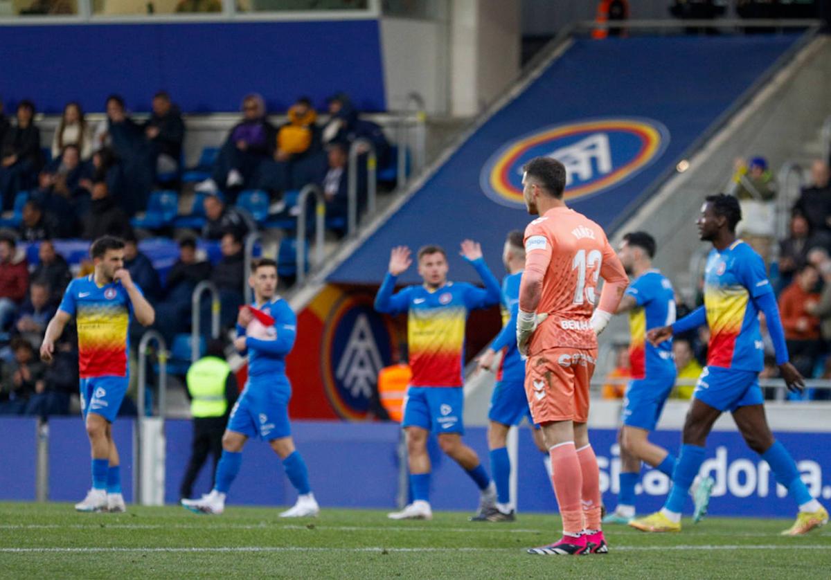 El portero del Málaga, Rubén Yáñez, se lamenta al tiempo que el Andorra celebra su gol.