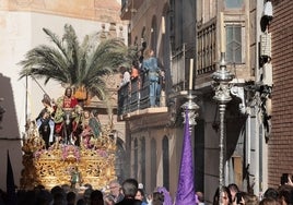 Jesús de la Pollinica junto a la iglesia de San Felipe Neri.