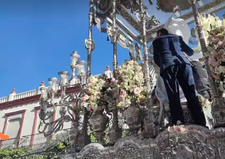 La Virgen del Rocío de Vélez tiene daños en la cara, un brazo y el pelo  tras el incendio en su procesión