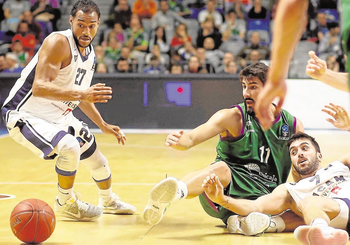 Rojas, Dani Díez y Campazzo observan el balón en el partido jugado en Málaga.