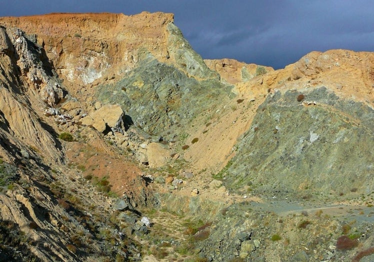 Imagen principal - Cantera actual abandonada de ofitas (rocas volcánicas empleadas como balastro) en Antequera. Escena de 1926 en una antigua zona de bateo de diamantes, cerca de la localidad de Carratraca. Domingo de Orueta, autor de 'Estudio petrográfico y mineralógico de la Sierra de Ronda' de 1917.