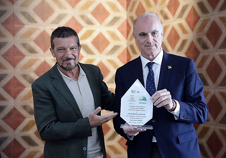 Antonio Banderas entregó la placa de oro a Andrés Camino.