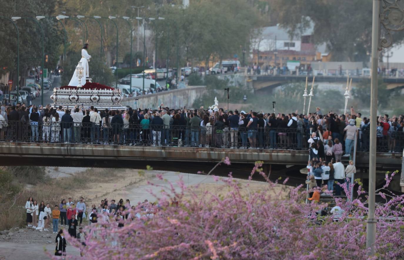 Máxima expectación ante el paso del trono de Jesús Cautivo por el puente de la Aurora