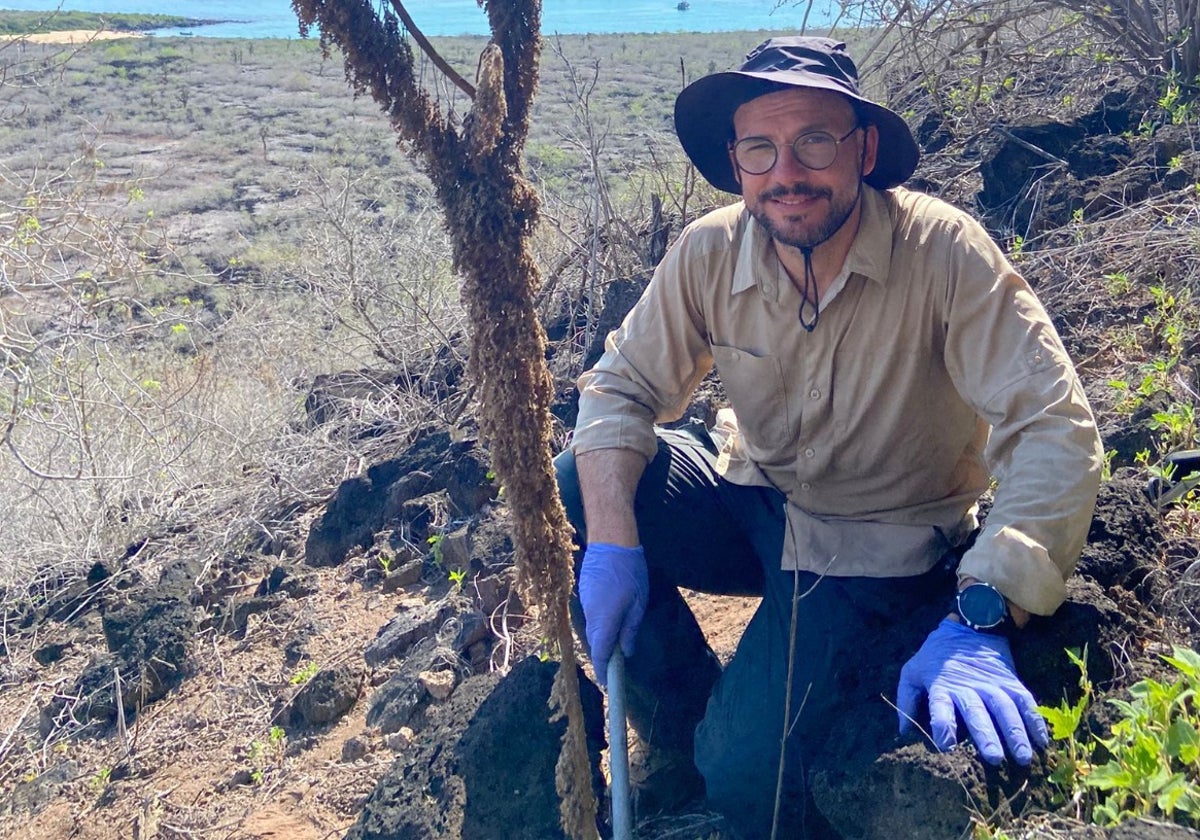 El investigador Víctor J. Carrión, en las Islas Galápagos.