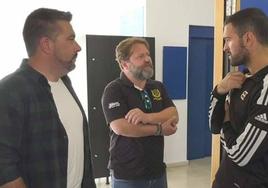 Muñoz y Ruiz con uno de los alumnos.