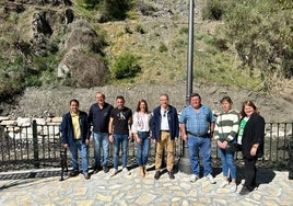 El presidente de la Diputación, Francisco Salado, este lunes en Árchez con su alcaldesa, María del Carmen Moreno.