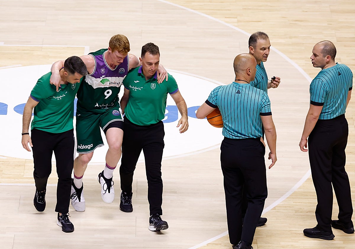 Alberto Díaz abandona la pista ayudado por Javi Guerra y Mario Bárbara.